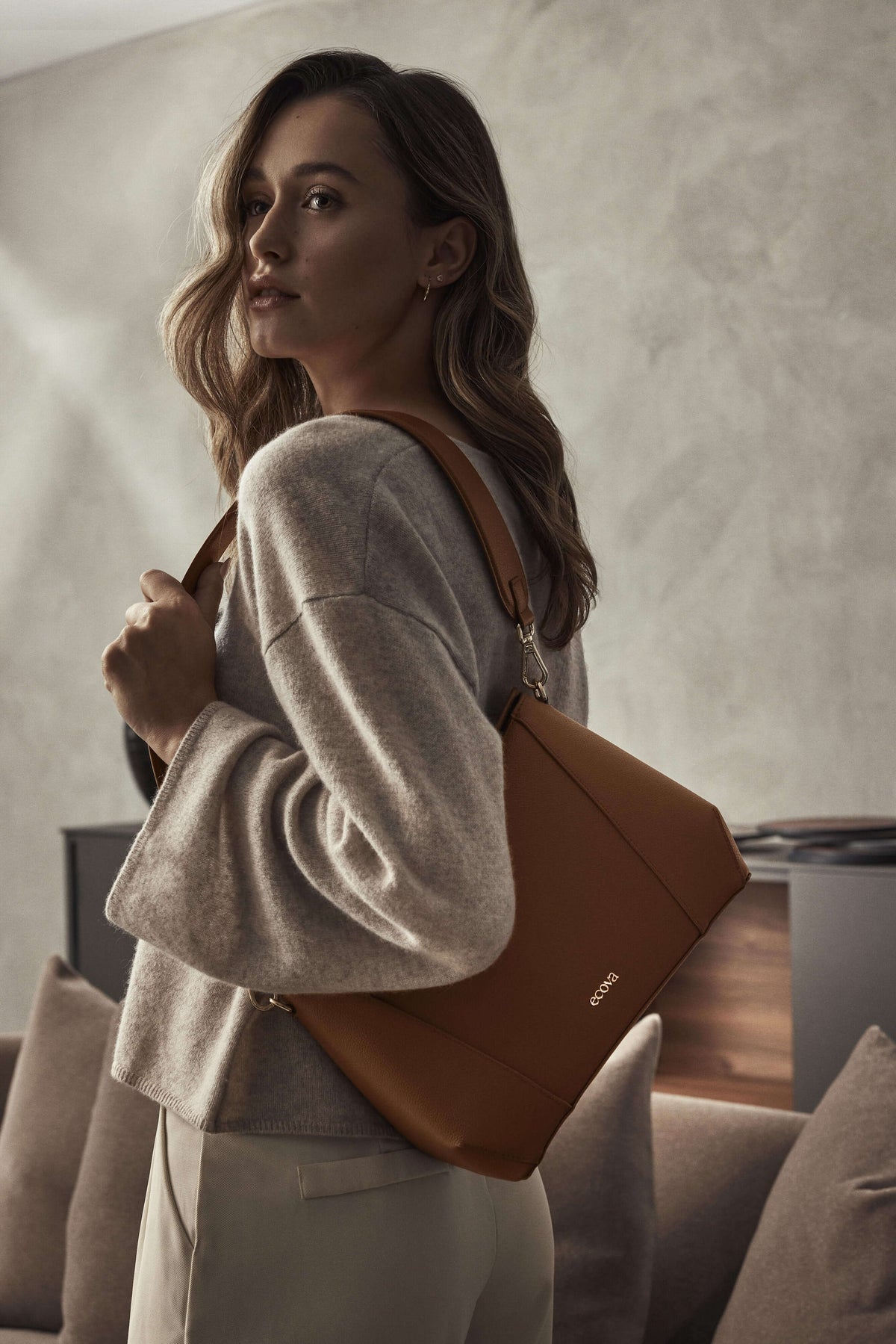 ECOVA Le Classique Nº1 shoulder bag in the brand campaign