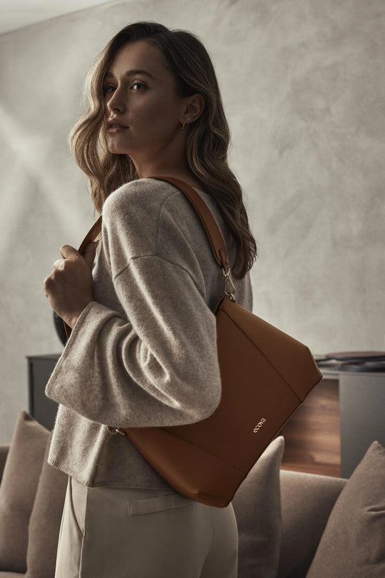 Le Classique Nº1 | Saddle Brown - Shoulder Bag BY ECOVA. Sustainable Fashion available at Maison Alltrueist