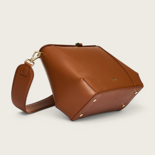 Le Classique Nº1 | Saddle Brown - Shoulder Bag BY ECOVA. Sustainable Fashion available at Maison Alltrueist