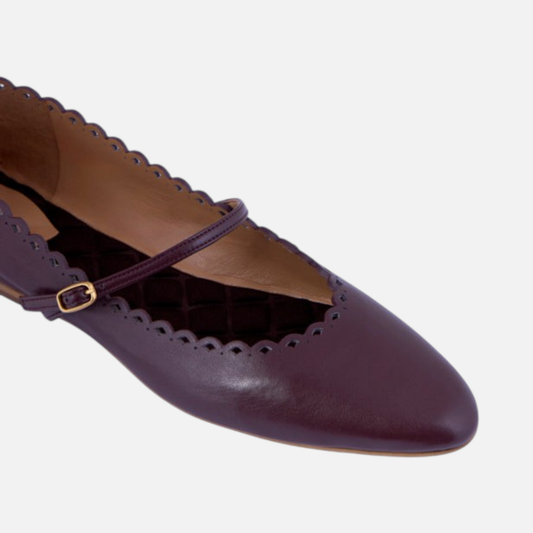 AERA MINA chestnut nappa-effect Mary Jane flat, close-up of the buckled strap, scalloped edge and quilted insole.