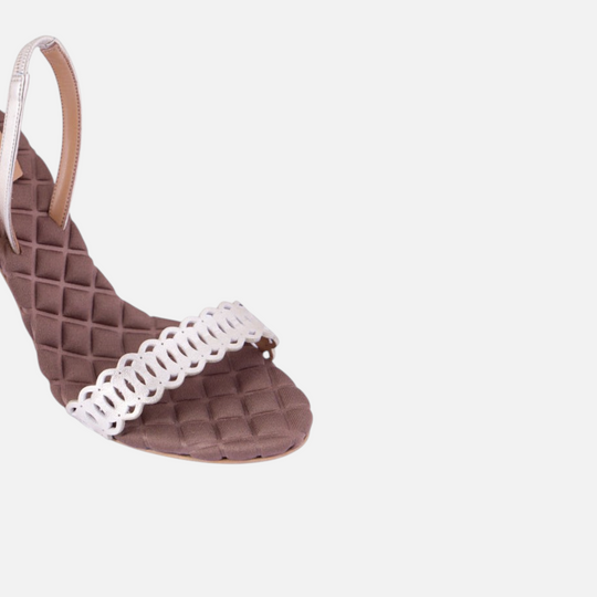 Gold AERA slingback sandal, close-up of the decorative looped toe strap and quilted insole.