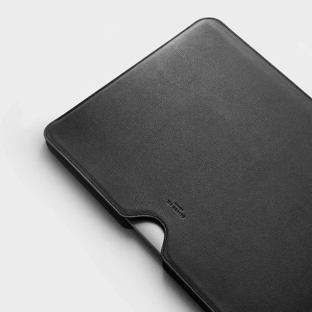 Apple Skin | Laptop Sleeve - Black | UNISEX ACCESSORIES | Oliver Co. London | ALLTRUEIST